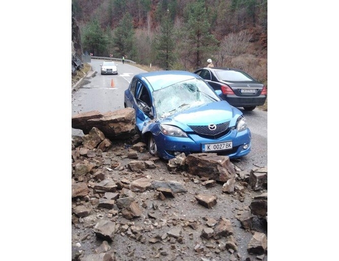 Скална маса затрупа движещ се автомобил по пътя Мадан Смолян при