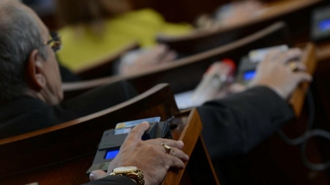 С две отделни гласувания Народното събрание прекрати пълномощията като депутати
