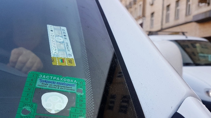 Край с лепенето на стикери по стъклата на колите: Обсъждат техническите прегледи да станат електронни