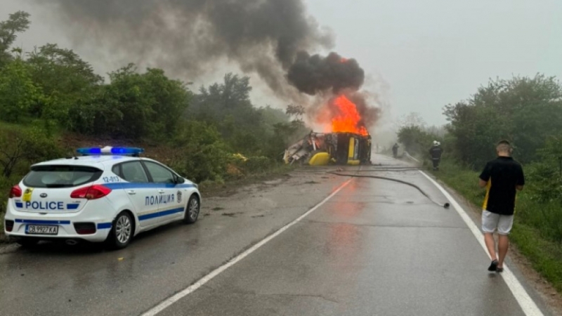 ТИР катастрофира на Е 79 в Монтанско и избухна в пламъци