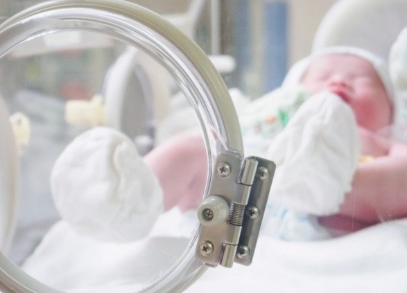 Майка от Бангладеш роди близнаци почти месец след раждането на