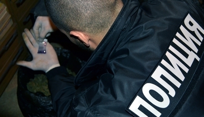 Ченгета тарашиха апартамента на крими герой от Мездра, откриха много наркотици