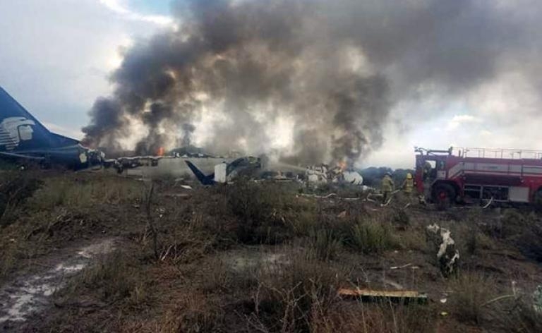 Шестима души загинаха след като малък самолет се разби в