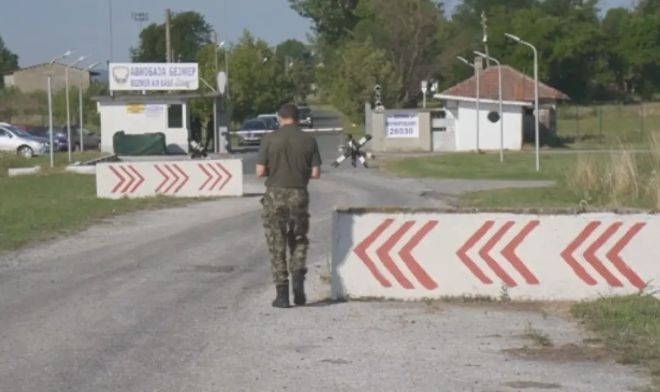 Вторият американски самолет-цистерна също кацна в „Безмер“