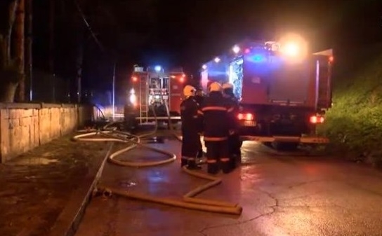 Пожар е изпепелил покрив на блок във Видин съобщиха от