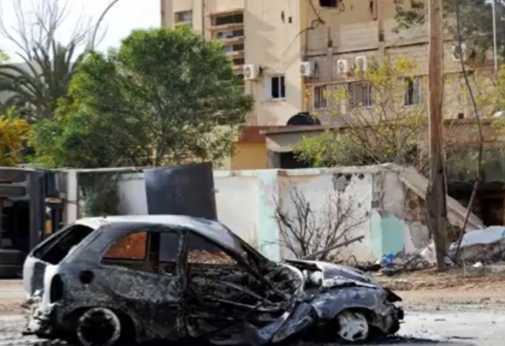 Най малко осем души включително цивилни загинаха а още осем