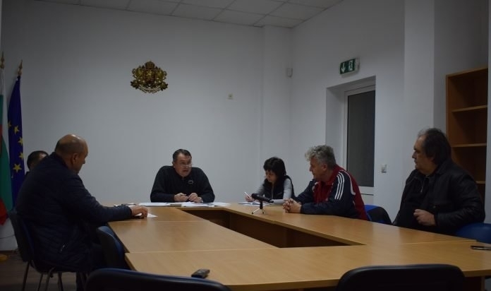 Управителният съвет на Общинския футболен клуб Първа атомна за малко