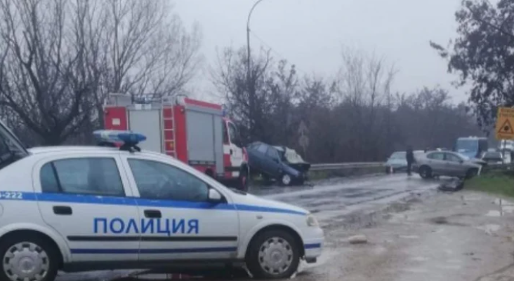 Адско меле е станало този следобед на пътя Карлово