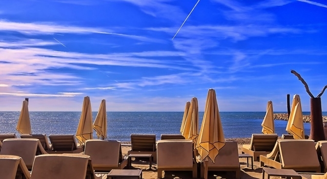 Една нощ в хотел в Черноморец излиза колкото 2 шезлонга на плажа