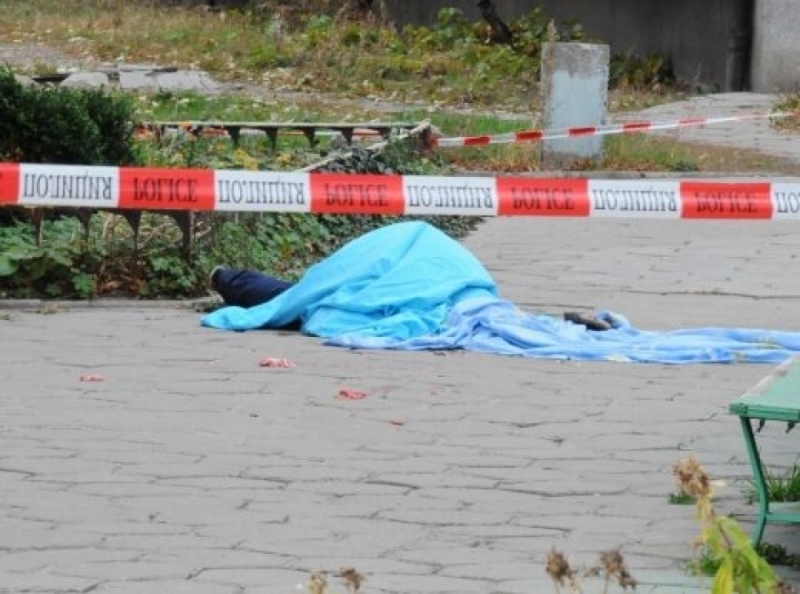 Трагедия в Бяла Слатина! Мъж скочи от блок в града и загина на място