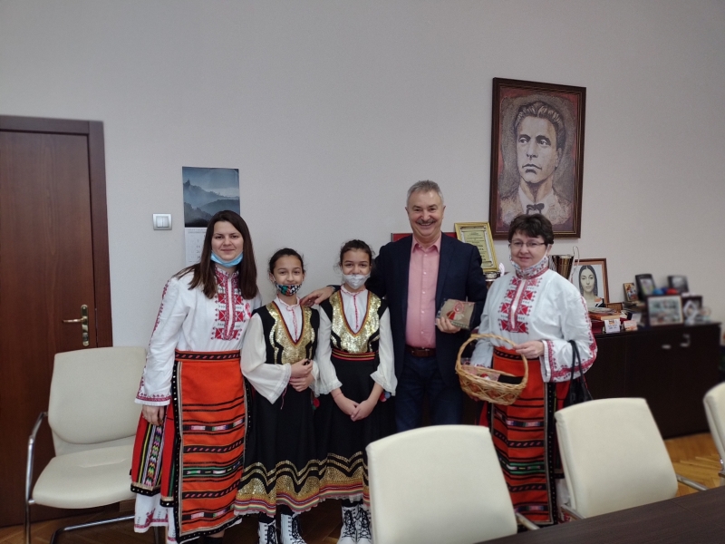 Деца закичиха с мартеници кмета на Монтана съобщиха от общината