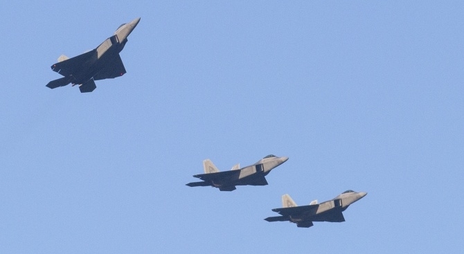 САЩ са започнали да прехвърлят бойни самолети към Иран, съобщи