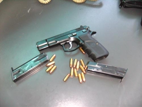 Полицаи са намерили незаконен пистолет в къща в козлодуйското село