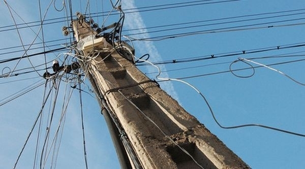 Поривистият вятър който от снощи духа в региона скъса жици