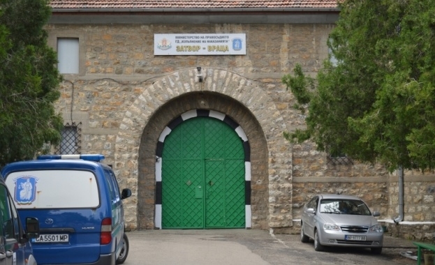 Надзирател във врачанския затвор е заплашил гаджето на дъщеря си