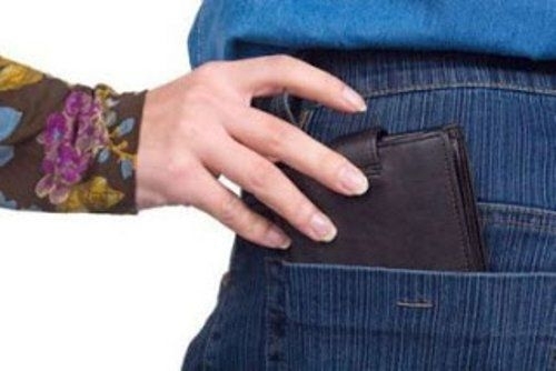 Полицията е заловила жена обрала мъж в магазин във Враца