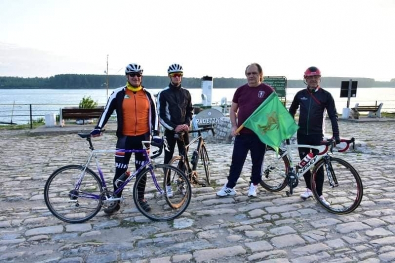 Дългогодишният ботевски поклонник от крайдунавския град Цветан Гунев връчи флага