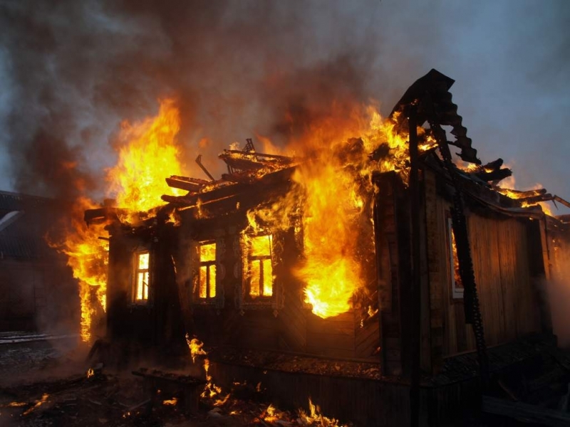 Среднощен пожар унищожил къща в пазарджишкото село Сестримо а собственикът
