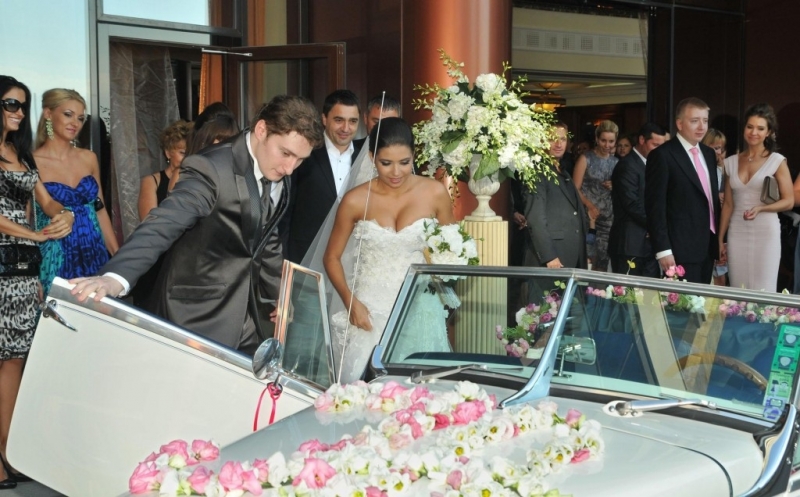 Американските професори по икономика Андрю Франсис и Хюго Майлън установиха че колкото повече младоженците