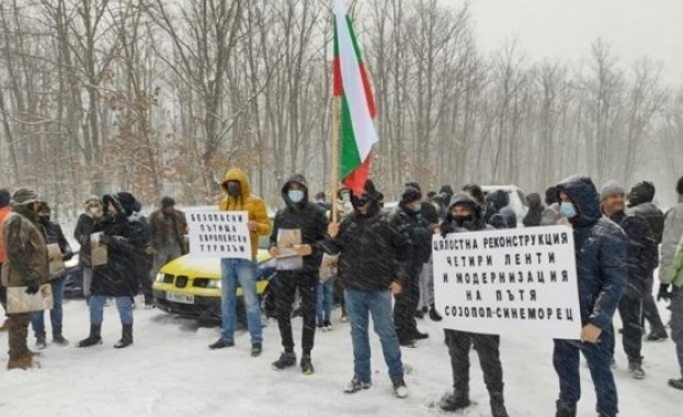 Жители на Приморско и Царево се събраха на протест под