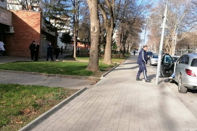 Джип се заби в бившата държавна аптека в центъра на