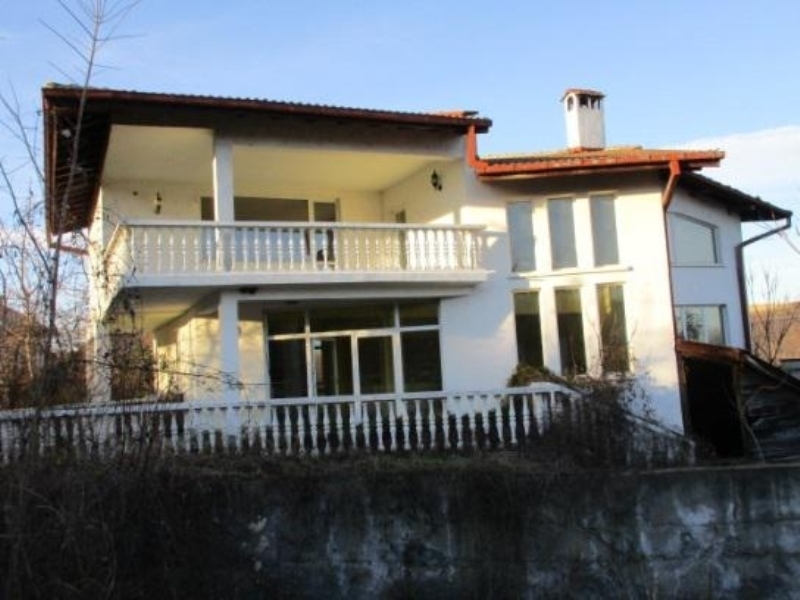 Частен съдебен изпълнител обяви за публична продан голяма къща във