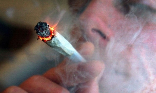 Служители на реда са задържали младеж, пушил цигара „трева“ в