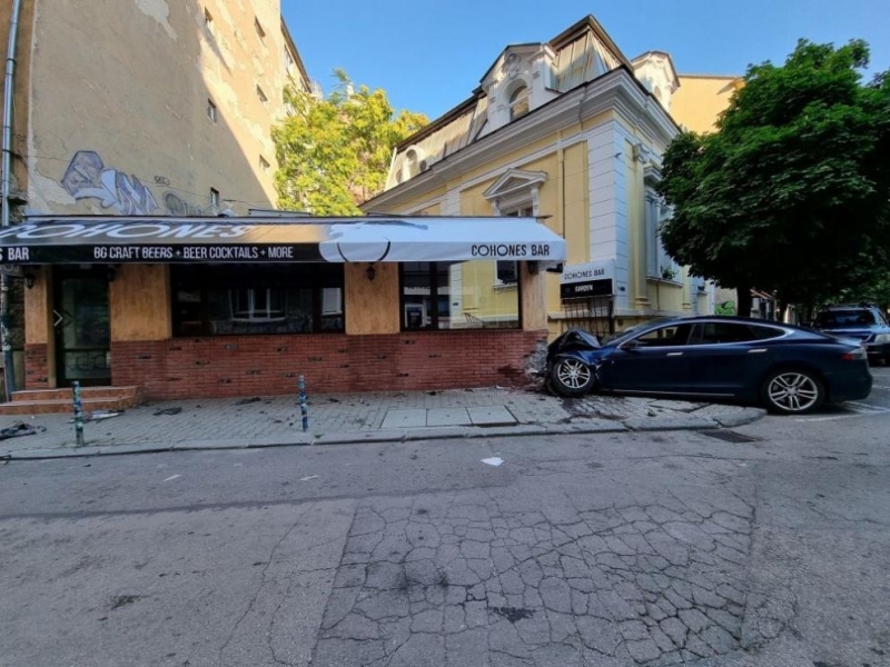 Шофьор с електрическа Тесла помля чисто нова бирария в столицата