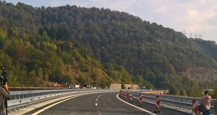 Катастрофа в тунел Витиня затруднява движението по магистрала Хемус информира