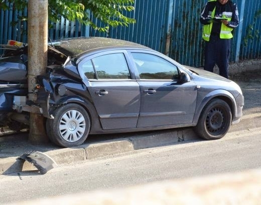 Пиян тийнейджър е катастрофирал с лека кола „Опел Корса“ в