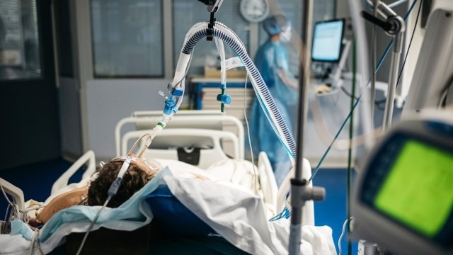 72 годишна едва не уби съседа си по легло в реанимацията