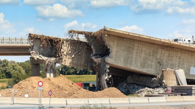 Падна част от известния мост на входа на Патра част