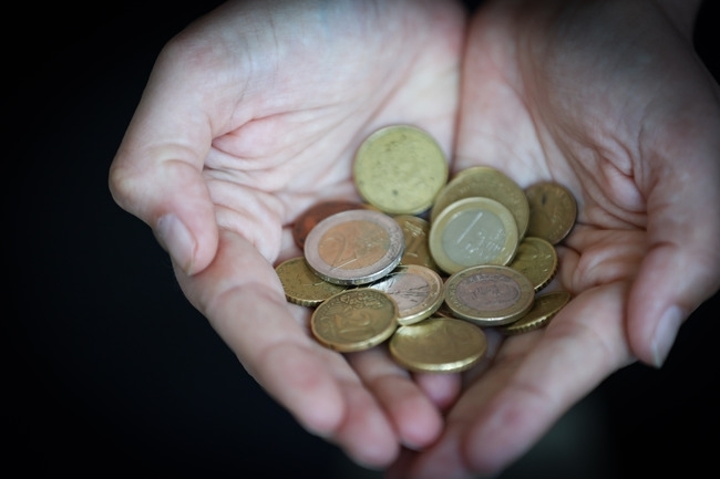 Курсът на еврото спрямо долара се повиши в сутрешната междубанкова