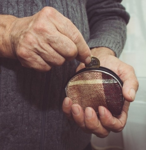 Бандити са нападнали баба в дома ѝ заради 5 лева