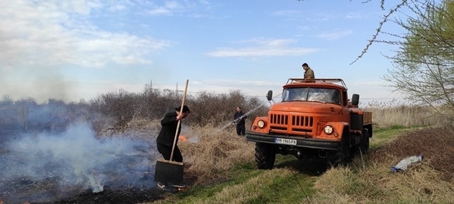 С подръчни средства лопати и клони жители на пловдивското