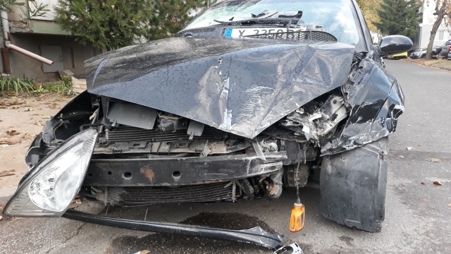 Шофьорка се опита да влезе с автомобила си в квартален