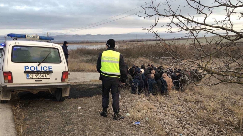 Разбиха група за трафик на мигранти съобщиха от МВР Задържани са