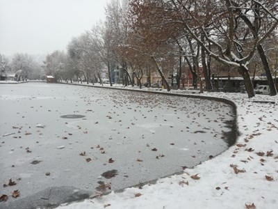 Езерото Монтанезиум в Монтана замръзна Вследствие на трайното застудяване в