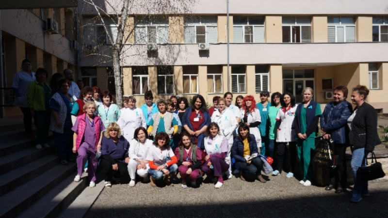 На протест със сини лентички за петнадесет минути излязоха днес