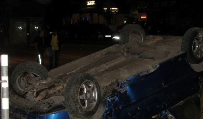 Автомобил е по таван след масов бой в монтанско село