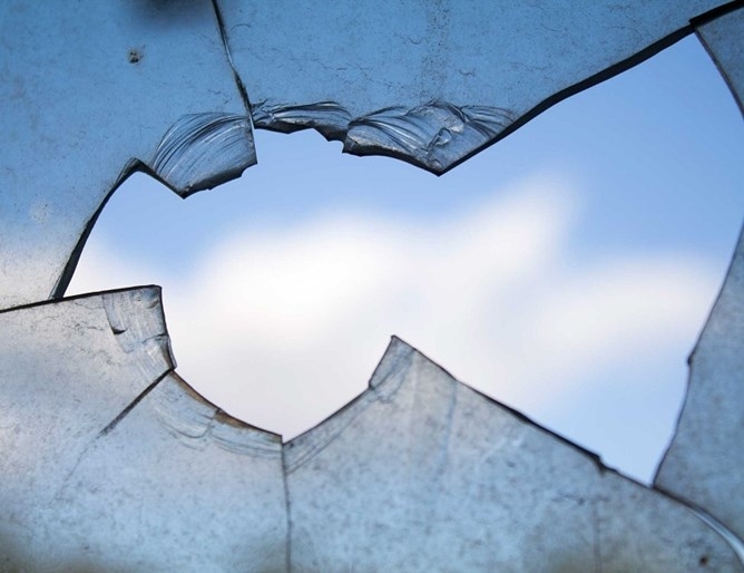 Японец изобрети стъкло, което се възстановява само след счупване