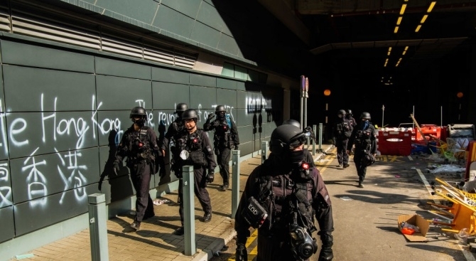Хонконгската полиция влезе в кампуса на обсадения от 11 дни