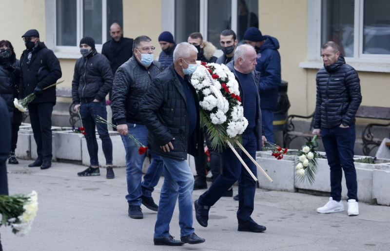 Стотици роднини, приятели и колеги се простиха с Никола Спасов