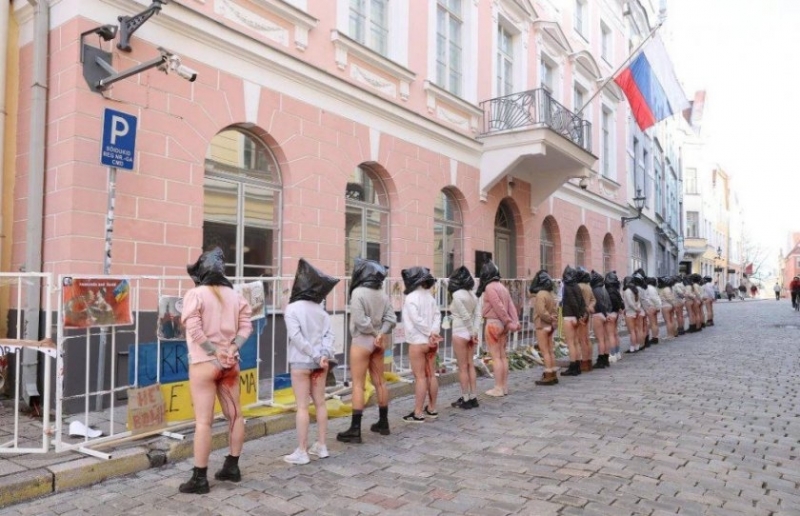 Група от жени протестираха пред руското посолство в Талин Естония