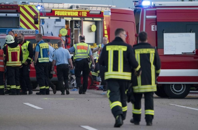 Германската полиция съобщи че автобус с над 70 пътници е