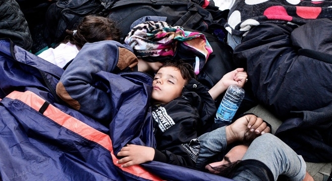 Корабът Лайфлайн заплашен от конфискуване в Италия очаква в международни