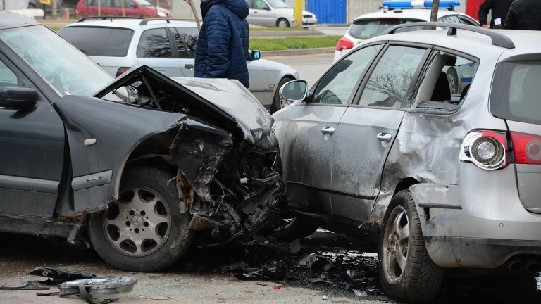 Двама човека са пострадали при тежка катастрофа в Криводол съобщиха