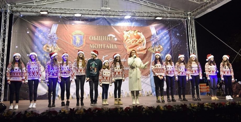 Певицата Нели Рангелова и децата от вокална група Детски смях“
