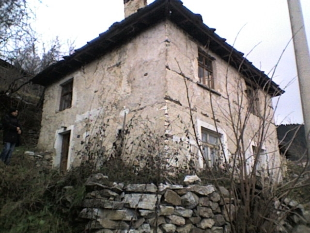 Полицаи заловили издирван рецидивист нападнал и обрал възрастна жена в