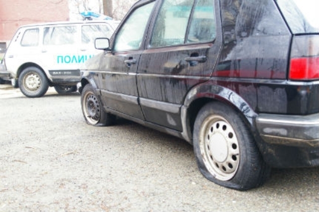 Надупчиха гумите на лек автомобил Фолксваген Голф в Белослатинското село
